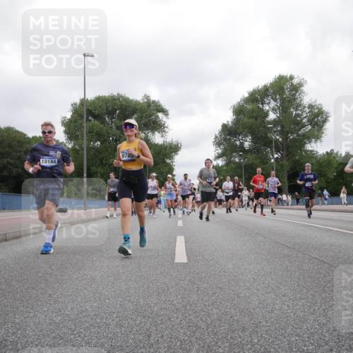 29.06.2025 - hella hamburg halbmarathon Luisa Fischer http://msf.ph/oto/8497589 29.06.2025 10:56:49 Kennedybrücke 1, 18144, 9785, 9103, 1753, 11919, 1753, 5562, 6041, 6044, 6913, 7611, 8212, 8414, 8515, 9103, 9545, 9685 meine-sportfotos.de