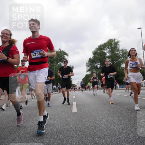 29.06.2025 - hella hamburg halbmarathon Luisa Fischer http://msf.ph/oto/8497740 29.06.2025 10:57:02 Kennedybrücke 18057, 1335, 605, 98, 130, 1225, 1615, 1789, 1900, 2528, 2701, 3226, 4591, 5857, 7068, 7876, 8906, 10175 meine-sportfotos.de