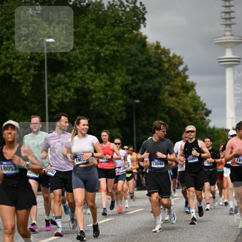 29.06.2025 - hella hamburg halbmarathon Dr. Thomas Lammeyer http://msf.ph/oto/8498054 29.06.2025 10:23:40 Kennedybrücke 1159, 1160, 1325, 1332, 1708, 1755, 2017, 2405, 2589, 2703, 2795, 2812, 2918, 2993, 2995, 3105, 3118, 3446, 4108, 4110, 4170, 4722, 5080, 5178, 5397, 5429, 5449, 6249, 6270, 6542, 6736, 6939, 7143, 7248, 7249, 7836, 8427, 8537, 8761, 8778, 9252, 9270, 9272, 9856, 10124, 10129, 10540, 10594, 10966, 11247 meine-sportfotos.de