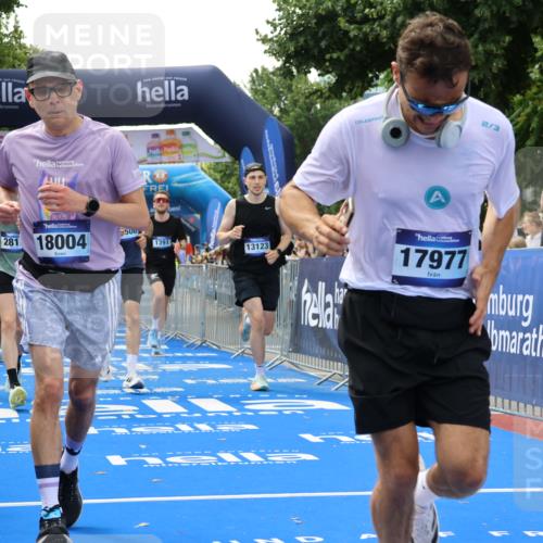29.06.2025 - hella hamburg halbmarathon Strokosch-Dieckow http://msf.ph/oto/8498068 29.06.2025 10:44:03 Ziel 1391, 1558, 2816, 3021, 4981, 4999, 5231, 6705, 8063, 8900, 9081, 9633, 10193, 10596, 10930, 11346, 13123, 15383, 16506, 16648, 16697, 17516, 17748, 17977, 18004 meine-sportfotos.de
