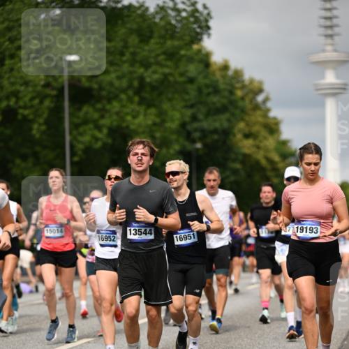 29.06.2025 - hella hamburg halbmarathon Dr. Thomas Lammeyer http://msf.ph/oto/8498193 29.06.2025 10:23:43 Kennedybrücke 1159, 1160, 1325, 1332, 1708, 1755, 2017, 2405, 2703, 2795, 2812, 2918, 2993, 2995, 3446, 3631, 4108, 4110, 4170, 4562, 4570, 4722, 4979, 5080, 5178, 5397, 5429, 5449, 6249, 6542, 6736, 6939, 7143, 7248, 7249, 7836, 8427, 8537, 8761, 8778, 9252, 9270, 9272, 9856, 10124, 10129, 10349, 10540, 10594, 10966, 11247 meine-sportfotos.de