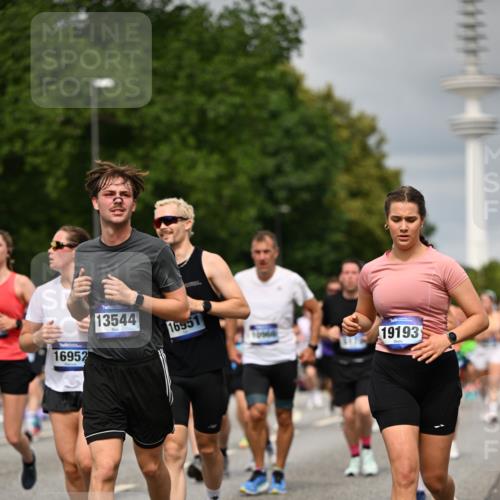 29.06.2025 - hella hamburg halbmarathon Dr. Thomas Lammeyer http://msf.ph/oto/8498224 29.06.2025 10:23:44 Kennedybrücke 1159, 1160, 1325, 1332, 1708, 1755, 2017, 2405, 2703, 2795, 2812, 2918, 2993, 2995, 3446, 3631, 4108, 4110, 4170, 4562, 4570, 4722, 4979, 5080, 5178, 5397, 5429, 5449, 6249, 6542, 6736, 6939, 7143, 7248, 7249, 7836, 8427, 8537, 8761, 8778, 9252, 9270, 9272, 9856, 10124, 10129, 10349, 10540, 10594, 10966, 11247 meine-sportfotos.de