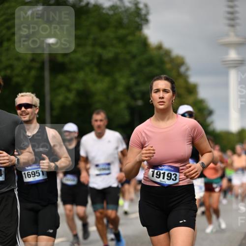 29.06.2025 - hella hamburg halbmarathon Dr. Thomas Lammeyer http://msf.ph/oto/8498253 29.06.2025 10:23:45 Kennedybrücke 1159, 1160, 1332, 1708, 2405, 2703, 2795, 2812, 2918, 2993, 2995, 3446, 3631, 4108, 4110, 4170, 4562, 4570, 4979, 5035, 5080, 5178, 5397, 5429, 5449, 6249, 6542, 6736, 6939, 7143, 7248, 7249, 7836, 8427, 8537, 8761, 8778, 9270, 9272, 9856, 10124, 10129, 10349, 10540, 10594, 10966, 11247 meine-sportfotos.de