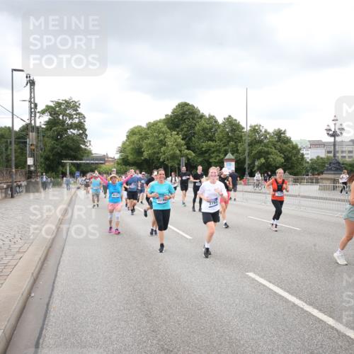 29.06.2025 - hella hamburg halbmarathon Jannik Wohlers http://msf.ph/oto/8498272 29.06.2025 10:55:37 Lombardsbrücke 1738, 1909, 2095, 2793, 3268, 4265, 4354, 4470, 4473, 4836, 5306, 5994, 6055, 6056, 6113, 6494, 6594, 6968, 7516, 7616, 8005, 8110, 8305, 8533, 9838, 9861, 9865, 10449, 10640, 10987, 12267, 13055, 13627, 14124, 14142, 14221, 14280, 14281, 14492, 15173, 15199, 15272, 15763, 15764, 16413, 16960, 17038, 17039, 17168, 18195, 18329, 18349 meine-sportfotos.de