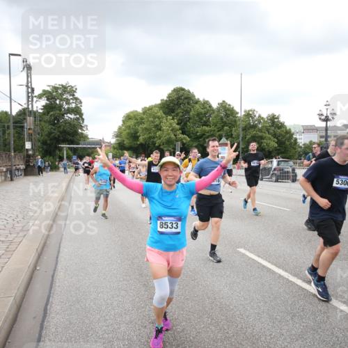 29.06.2025 - hella hamburg halbmarathon Jannik Wohlers http://msf.ph/oto/8498367 29.06.2025 10:55:40 Lombardsbrücke 1738, 1909, 2095, 2793, 3268, 4265, 4354, 4473, 4836, 5306, 5580, 5994, 6055, 6056, 6113, 6494, 6594, 6968, 7025, 7028, 7516, 7616, 8005, 8305, 8533, 9435, 9606, 9838, 10449, 10640, 10987, 11862, 11863, 12267, 12551, 13055, 13395, 13405, 13627, 14124, 14142, 14221, 14280, 14281, 14492, 15103, 15173, 15199, 15272, 15696, 15699, 15763, 15764, 16413, 16960, 17038, 17039, 18195, 18329, 18349, 19228 meine-sportfotos.de
