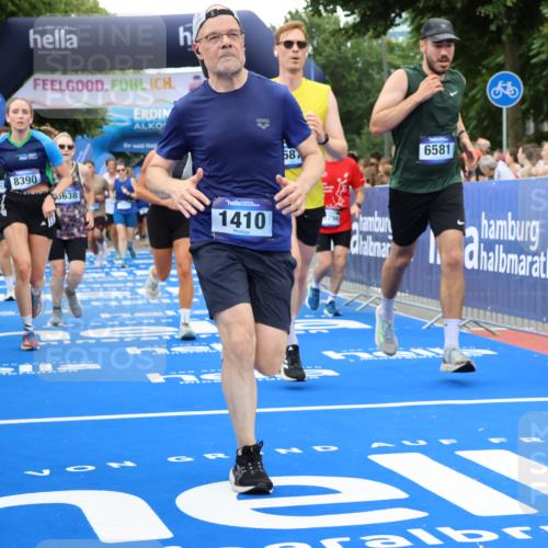 29.06.2025 - hella hamburg halbmarathon Strokosch-Dieckow http://msf.ph/oto/8498389 29.06.2025 10:54:07 Ziel 1151, 1410, 3177, 3208, 3209, 3898, 5638, 6082, 6084, 6294, 6356, 6443, 6581, 8390, 9032, 9791, 11499, 12213, 12379, 13033, 13397, 13794, 15169, 15524, 16780, 16871, 17348, 18308 meine-sportfotos.de