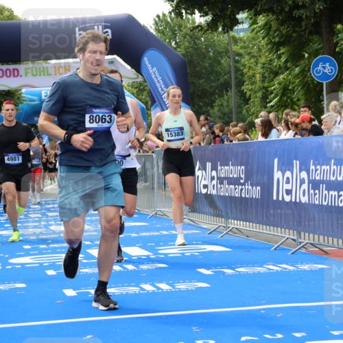 29.06.2025 - hella hamburg halbmarathon Strokosch-Dieckow http://msf.ph/oto/8498456 29.06.2025 10:43:57 Ziel 1558, 2816, 3697, 3907, 4981, 5624, 6705, 8063, 8145, 8900, 9043, 9081, 10493, 10596, 11346, 11809, 12438, 12966, 13123, 14861, 15383, 16549, 16697, 17376, 17403, 17516, 17977, 18004, 18678 meine-sportfotos.de