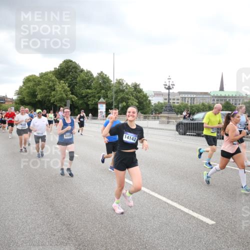 29.06.2025 - hella hamburg halbmarathon Jannik Wohlers http://msf.ph/oto/8498514 29.06.2025 10:55:46 Lombardsbrücke 1738, 1909, 2095, 2793, 3257, 3268, 4083, 4354, 4473, 4836, 5306, 5580, 5757, 5994, 6494, 6968, 7025, 7028, 7616, 8005, 8305, 8517, 9435, 9606, 9838, 9948, 9953, 10640, 10740, 10784, 10987, 11298, 11862, 11863, 12267, 12295, 12296, 12551, 13055, 13395, 13405, 13627, 13965, 14142, 14221, 14280, 14281, 15103, 15173, 15199, 15272, 15443, 15696, 15699, 16413, 16655, 16960, 17084, 17398, 17649, 17673, 18329, 18349, 19228 meine-sportfotos.de