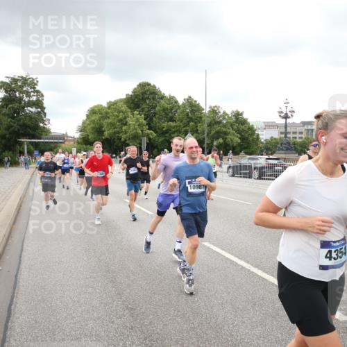 29.06.2025 - hella hamburg halbmarathon Jannik Wohlers http://msf.ph/oto/8498551 29.06.2025 10:55:50 Lombardsbrücke 1113, 1738, 1909, 2095, 3257, 4083, 4354, 4836, 5580, 5693, 5757, 6494, 6968, 7025, 7028, 7616, 8005, 8305, 8517, 8766, 9383, 9435, 9606, 9838, 9948, 9953, 10740, 10784, 10987, 11298, 11862, 11863, 12295, 12296, 12551, 13395, 13405, 13965, 14142, 14280, 14281, 15103, 15173, 15272, 15443, 15696, 15699, 16655, 16960, 17084, 17398, 17649, 17673, 18349, 18798, 19228 meine-sportfotos.de