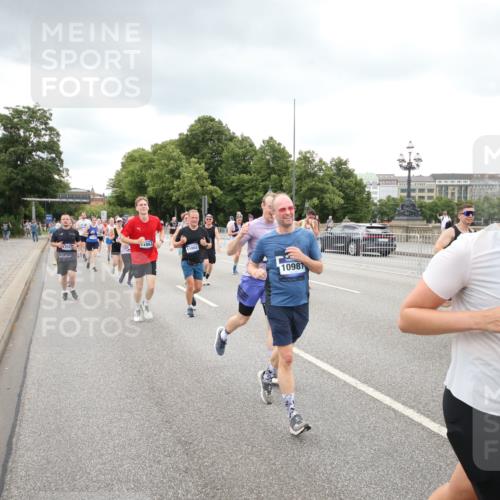 29.06.2025 - hella hamburg halbmarathon Jannik Wohlers http://msf.ph/oto/8498554 29.06.2025 10:55:50 Lombardsbrücke 1113, 1738, 1909, 2095, 3257, 4083, 4354, 4836, 5580, 5693, 5757, 6494, 6968, 7025, 7028, 7616, 8005, 8305, 8517, 8766, 9383, 9435, 9606, 9838, 9948, 9953, 10740, 10784, 10987, 11298, 11862, 11863, 12295, 12296, 12551, 13395, 13405, 13965, 14142, 14280, 14281, 15103, 15173, 15272, 15443, 15696, 15699, 16655, 16960, 17084, 17398, 17649, 17673, 18349, 18798, 19228 meine-sportfotos.de