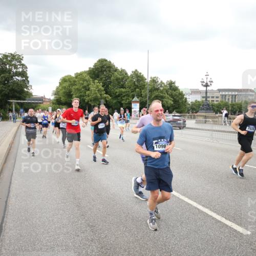 29.06.2025 - hella hamburg halbmarathon Jannik Wohlers http://msf.ph/oto/8498558 29.06.2025 10:55:50 Lombardsbrücke 1113, 1738, 1909, 2095, 3257, 4083, 4354, 4836, 5580, 5693, 5757, 6494, 6968, 7025, 7028, 7616, 8005, 8305, 8517, 8766, 9383, 9435, 9606, 9838, 9948, 9953, 10740, 10784, 10987, 11298, 11862, 11863, 12295, 12296, 12551, 13395, 13405, 13965, 14142, 14280, 14281, 15103, 15173, 15272, 15443, 15696, 15699, 16655, 16960, 17084, 17398, 17649, 17673, 18349, 18798, 19228 meine-sportfotos.de