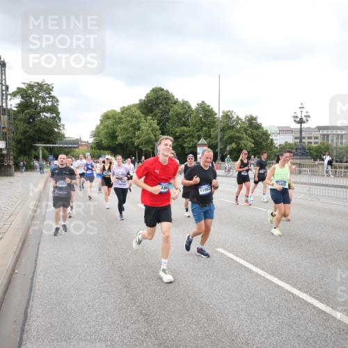 29.06.2025 - hella hamburg halbmarathon Jannik Wohlers http://msf.ph/oto/8498562 29.06.2025 10:55:51 Lombardsbrücke 1113, 1738, 1909, 2095, 2915, 3257, 4083, 4354, 4836, 5580, 5693, 5757, 6690, 6968, 7025, 7028, 8005, 8305, 8517, 8766, 9383, 9435, 9606, 9948, 9953, 10740, 10784, 10987, 11298, 11628, 11862, 11863, 12295, 12296, 12551, 13395, 13405, 13965, 14142, 14280, 14281, 15103, 15173, 15272, 15443, 15696, 15699, 16655, 17084, 17398, 17649, 17673, 18349, 18798, 19228 meine-sportfotos.de