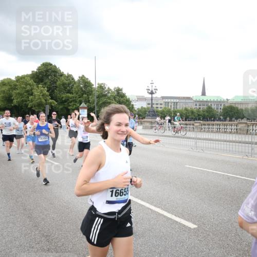 29.06.2025 - hella hamburg halbmarathon Jannik Wohlers http://msf.ph/oto/8498597 29.06.2025 10:55:54 Lombardsbrücke 1113, 1738, 2095, 2915, 3257, 3987, 4083, 4354, 5580, 5693, 5757, 6690, 6968, 7025, 7028, 7090, 7711, 8005, 8305, 8517, 8766, 9383, 9435, 9606, 9948, 9953, 10740, 10784, 10987, 11298, 11628, 11862, 11863, 12295, 12296, 12551, 13395, 13405, 13965, 14142, 14613, 15103, 15173, 15443, 15696, 15699, 16655, 17084, 17092, 17398, 17494, 17649, 17673, 18247, 18349, 18798, 19228 meine-sportfotos.de