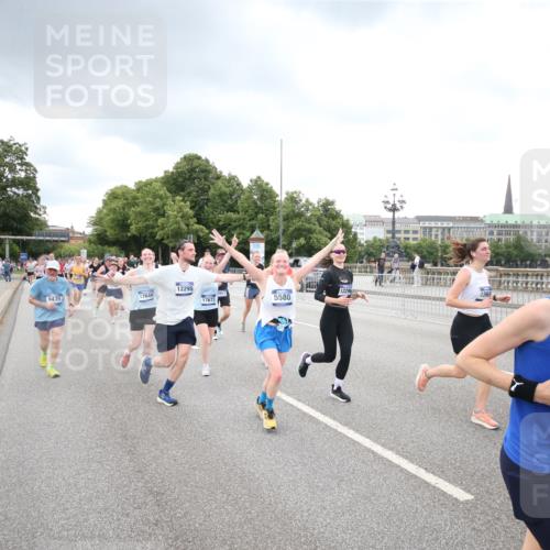 29.06.2025 - hella hamburg halbmarathon Jannik Wohlers http://msf.ph/oto/8498629 29.06.2025 10:55:56 Lombardsbrücke 1113, 1738, 2095, 2915, 3257, 3953, 3987, 4083, 5580, 5693, 5757, 6690, 6968, 7025, 7028, 7090, 7711, 8005, 8517, 8766, 9383, 9435, 9606, 9948, 9953, 10740, 10784, 10987, 11298, 11628, 11862, 11863, 12295, 12296, 12551, 13395, 13405, 13965, 14613, 15103, 15173, 15443, 15696, 15699, 15747, 16655, 16934, 17084, 17092, 17398, 17494, 17649, 17673, 18047, 18247, 18349, 18798, 19228 meine-sportfotos.de