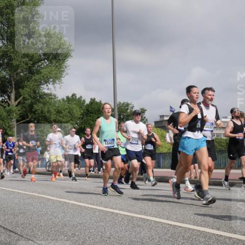 29.06.2025 - hella hamburg halbmarathon Luisa Fischer http://msf.ph/oto/8498631 29.06.2025 10:01:54 Kennedybrücke 1972, 5492, 3715, 1625, 15407, 18746, 48, 78063, 8322, 6, 3037, 19152, 1190, 1485, 1972, 2907, 3037, 3715, 4839, 5492, 6390, 6399, 6585, 7232, 7864, 8068, 8154, 8322, 8639, 8721, 8772, 8798, 9884, 10488 meine-sportfotos.de