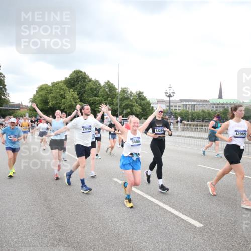 29.06.2025 - hella hamburg halbmarathon Jannik Wohlers http://msf.ph/oto/8498642 29.06.2025 10:55:56 Lombardsbrücke 1113, 1738, 2095, 2915, 3257, 3953, 3987, 4083, 5580, 5693, 5757, 6690, 6968, 7025, 7028, 7090, 7711, 8005, 8517, 8766, 9383, 9435, 9606, 9948, 9953, 10740, 10784, 10987, 11298, 11628, 11862, 11863, 12295, 12296, 12551, 13395, 13405, 13965, 14613, 15103, 15173, 15443, 15696, 15699, 15747, 16655, 16934, 17084, 17092, 17398, 17494, 17649, 17673, 18047, 18247, 18349, 18798, 19228 meine-sportfotos.de