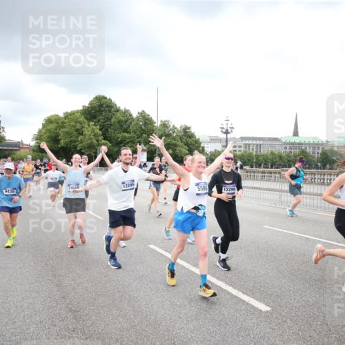 29.06.2025 - hella hamburg halbmarathon Jannik Wohlers http://msf.ph/oto/8498651 29.06.2025 10:55:56 Lombardsbrücke 1113, 1738, 2095, 2915, 3257, 3953, 3987, 4083, 5580, 5693, 5757, 6690, 6968, 7025, 7028, 7090, 7711, 8005, 8517, 8766, 9383, 9435, 9606, 9948, 9953, 10740, 10784, 10987, 11298, 11628, 11862, 11863, 12295, 12296, 12551, 13395, 13405, 13965, 14613, 15103, 15173, 15443, 15696, 15699, 15747, 16655, 16934, 17084, 17092, 17398, 17494, 17649, 17673, 18047, 18247, 18349, 18798, 19228 meine-sportfotos.de
