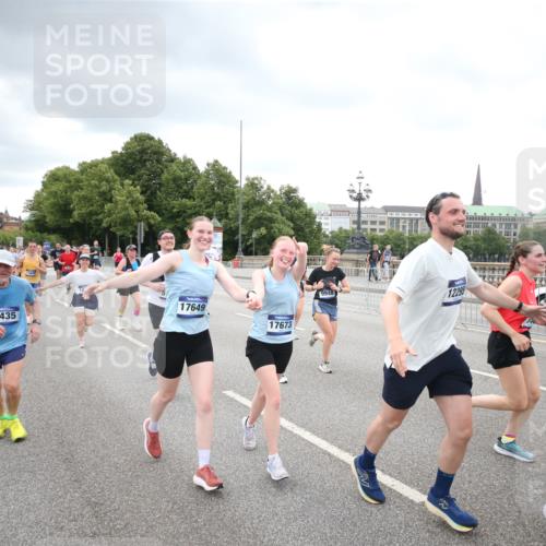 29.06.2025 - hella hamburg halbmarathon Jannik Wohlers http://msf.ph/oto/8498664 29.06.2025 10:55:57 Lombardsbrücke 1047, 1113, 1738, 2095, 2915, 3257, 3675, 3676, 3953, 3987, 4083, 5580, 5693, 5757, 6690, 6968, 7025, 7028, 7090, 7711, 8517, 8766, 9383, 9435, 9606, 9948, 9953, 10740, 10784, 10932, 10987, 11298, 11628, 11862, 11863, 12295, 12296, 12551, 13395, 13405, 13965, 14613, 15103, 15443, 15696, 15699, 15747, 16655, 16934, 17084, 17092, 17398, 17494, 17649, 17673, 18047, 18247, 18349, 18798, 19228 meine-sportfotos.de