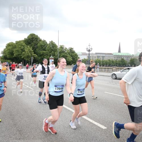 29.06.2025 - hella hamburg halbmarathon Jannik Wohlers http://msf.ph/oto/8498674 29.06.2025 10:55:58 Lombardsbrücke 1047, 1113, 1738, 2915, 3257, 3675, 3676, 3953, 3987, 4083, 5237, 5580, 5693, 5757, 6690, 6968, 7025, 7028, 7090, 7307, 7711, 8517, 8766, 9383, 9435, 9606, 9948, 9953, 10740, 10784, 10932, 10987, 11298, 11628, 11862, 11863, 12295, 12296, 12543, 12551, 13395, 13405, 13965, 14613, 15103, 15443, 15696, 15699, 15747, 16655, 16934, 17084, 17092, 17398, 17494, 17649, 17673, 17797, 18047, 18247, 18798, 19228 meine-sportfotos.de