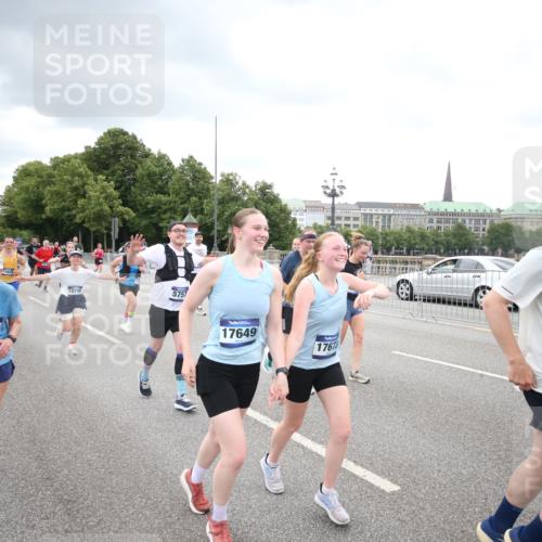 29.06.2025 - hella hamburg halbmarathon Jannik Wohlers http://msf.ph/oto/8498677 29.06.2025 10:55:58 Lombardsbrücke 1047, 1113, 1738, 2915, 3257, 3675, 3676, 3953, 3987, 4083, 5237, 5580, 5693, 5757, 6690, 6968, 7025, 7028, 7090, 7307, 7711, 8517, 8766, 9383, 9435, 9606, 9948, 9953, 10740, 10784, 10932, 10987, 11298, 11628, 11862, 11863, 12295, 12296, 12543, 12551, 13395, 13405, 13965, 14613, 15103, 15443, 15696, 15699, 15747, 16655, 16934, 17084, 17092, 17398, 17494, 17649, 17673, 17797, 18047, 18247, 18798, 19228 meine-sportfotos.de
