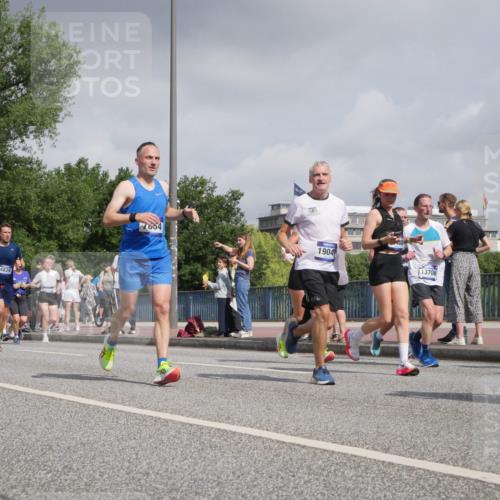 29.06.2025 - hella hamburg halbmarathon Luisa Fischer http://msf.ph/oto/8498682 29.06.2025 10:02:01 Kennedybrücke 10266, 17660, 4839, 7854, 19047, 13706, 11, 1715, 1719, 1972, 2741, 2911, 4839, 5391, 5492, 6390, 6399, 6585, 7129, 7130, 7864, 8154, 8772, 9655, 9884, 10266, 10488 meine-sportfotos.de
