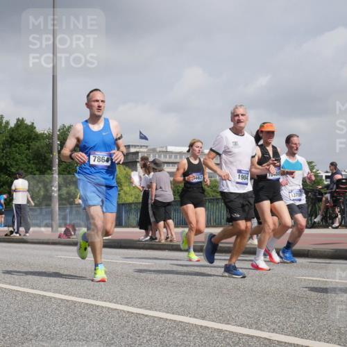 29.06.2025 - hella hamburg halbmarathon Luisa Fischer http://msf.ph/oto/8498685 29.06.2025 10:02:01 Kennedybrücke 4839, 7864, 467, 1904, 88, 13706, 1715, 1719, 1972, 2741, 2911, 4839, 5391, 5492, 6390, 6399, 6585, 7129, 7130, 7864, 8154, 8772, 9655, 9884, 10266, 10488 meine-sportfotos.de