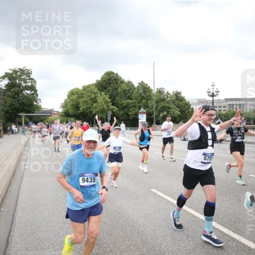 29.06.2025 - hella hamburg halbmarathon Jannik Wohlers http://msf.ph/oto/8498687 29.06.2025 10:55:58 Lombardsbrücke 1047, 1113, 1738, 2915, 3257, 3675, 3676, 3953, 3987, 4083, 5237, 5580, 5693, 5757, 6690, 6968, 7025, 7028, 7090, 7307, 7711, 8517, 8766, 9383, 9435, 9606, 9948, 9953, 10740, 10784, 10932, 10987, 11298, 11628, 11862, 11863, 12295, 12296, 12543, 12551, 13395, 13405, 13965, 14613, 15103, 15443, 15696, 15699, 15747, 16655, 16934, 17084, 17092, 17398, 17494, 17649, 17673, 17797, 18047, 18247, 18798, 19228 meine-sportfotos.de