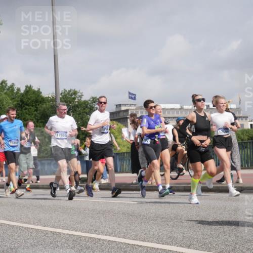 29.06.2025 - hella hamburg halbmarathon Luisa Fischer http://msf.ph/oto/8498704 29.06.2025 10:02:05 Kennedybrücke 11068, 15856, 6334, 17993, 1766, 391, 17198, 1366, 1506, 1715, 1719, 2741, 2911, 4467, 4839, 5391, 5866, 6585, 7129, 7130, 7395, 7864, 9655, 9884, 10266, 10488 meine-sportfotos.de