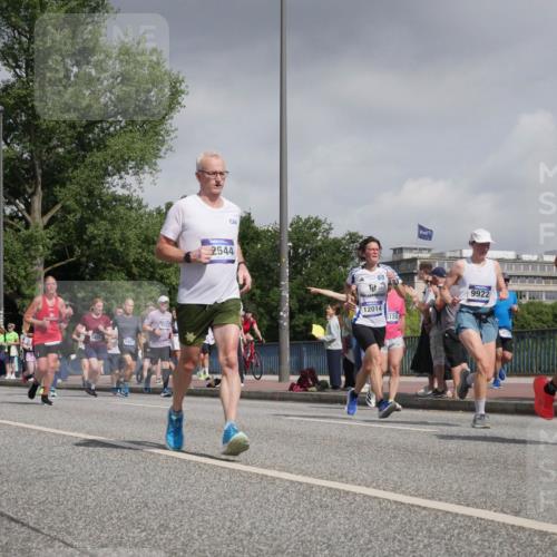 29.06.2025 - hella hamburg halbmarathon Luisa Fischer http://msf.ph/oto/8498745 29.06.2025 10:02:16 Kennedybrücke 5457, 2544, 12014, 120, 9922, 6416, 1366, 1506, 2630, 4120, 4467, 5457, 5458, 5465, 5866, 6416, 7395, 7833, 8509, 8542, 8652, 9142, 9903, 9922, 10519 meine-sportfotos.de