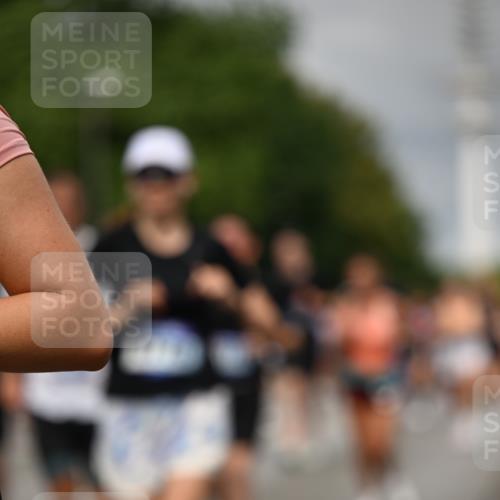 29.06.2025 - hella hamburg halbmarathon Dr. Thomas Lammeyer http://msf.ph/oto/8498759 29.06.2025 10:23:47 Kennedybrücke 1159, 1160, 1708, 2405, 2703, 2795, 2812, 2918, 2993, 2995, 3446, 3631, 4108, 4110, 4170, 4562, 4570, 4979, 5035, 5178, 5251, 5397, 5429, 5449, 5878, 6249, 6542, 6796, 6797, 6872, 6939, 7143, 7248, 7249, 7647, 7836, 8427, 8537, 8778, 9270, 9272, 9856, 10124, 10349, 10540, 10594, 10966, 11247 meine-sportfotos.de