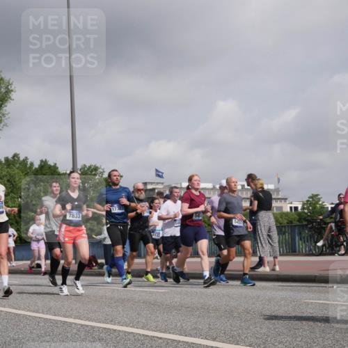 29.06.2025 - hella hamburg halbmarathon Luisa Fischer http://msf.ph/oto/8498771 29.06.2025 10:02:20 Kennedybrücke 15524, 1789, 7833, 17383, 9142, 5458, 546, 5457, 4120, 1319, 1914, 2630, 4120, 4426, 4837, 5457, 5458, 5465, 7033, 7833, 8509, 8542, 8652, 9142, 9903, 9922, 10519 meine-sportfotos.de