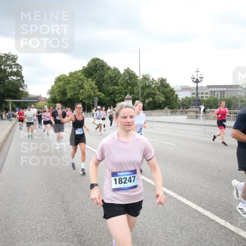 29.06.2025 - hella hamburg halbmarathon Jannik Wohlers http://msf.ph/oto/8498777 29.06.2025 10:56:05 Lombardsbrücke 1047, 1113, 2143, 2307, 2887, 2915, 2991, 3438, 3520, 3614, 3675, 3676, 3953, 3987, 4773, 5237, 5438, 5693, 5757, 6690, 7090, 7307, 7711, 8108, 8517, 8606, 8766, 8939, 8943, 9383, 9910, 9948, 9953, 10555, 10569, 10571, 10932, 10936, 11089, 11204, 11628, 12221, 12543, 13096, 13965, 14613, 14746, 15443, 15747, 16034, 16934, 17084, 17092, 17494, 17649, 17673, 17797, 18047, 18197, 18247, 18798 meine-sportfotos.de