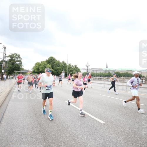 29.06.2025 - hella hamburg halbmarathon Jannik Wohlers http://msf.ph/oto/8498798 29.06.2025 10:56:09 Lombardsbrücke 1047, 1113, 2143, 2307, 2887, 2915, 2991, 3438, 3520, 3614, 3675, 3676, 3953, 3987, 4773, 5237, 5438, 5693, 5911, 6690, 7090, 7307, 7711, 8108, 8606, 8766, 8939, 8943, 9172, 9210, 9383, 9910, 10555, 10569, 10571, 10932, 10936, 11089, 11204, 11628, 12221, 12354, 12543, 13096, 13108, 14613, 14711, 14746, 15747, 16034, 16934, 17092, 17494, 17797, 18047, 18197, 18247, 18798 meine-sportfotos.de