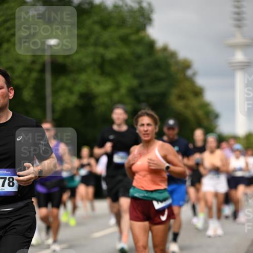 29.06.2025 - hella hamburg halbmarathon Dr. Thomas Lammeyer http://msf.ph/oto/8498799 29.06.2025 10:23:49 Kennedybrücke 1159, 1160, 1708, 2405, 2703, 2795, 2812, 2918, 2993, 2995, 3446, 3631, 4170, 4562, 4570, 4979, 5035, 5178, 5251, 5397, 5429, 5878, 6249, 6796, 6797, 6872, 6874, 6939, 7248, 7249, 7647, 7836, 8427, 8537, 8778, 10349, 10540, 10594, 10966, 11247 meine-sportfotos.de