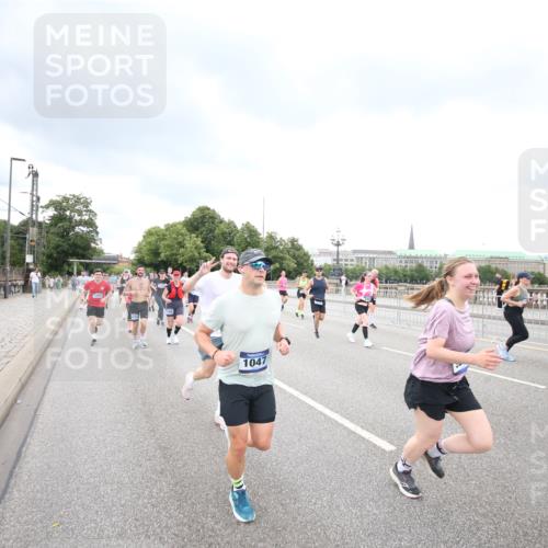 29.06.2025 - hella hamburg halbmarathon Jannik Wohlers http://msf.ph/oto/8498806 29.06.2025 10:56:10 Lombardsbrücke 1047, 2143, 2307, 2887, 2915, 2991, 3438, 3520, 3614, 3675, 3676, 3953, 3987, 4773, 5237, 5438, 5911, 6690, 7090, 7307, 7711, 8108, 8606, 8766, 8939, 8943, 9172, 9210, 9383, 9910, 10555, 10569, 10571, 10932, 10936, 11089, 11204, 11628, 12221, 12328, 12354, 12543, 13096, 13108, 14613, 14711, 14746, 15747, 16034, 16934, 17092, 17494, 17797, 18047, 18197, 18247 meine-sportfotos.de