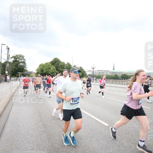 29.06.2025 - hella hamburg halbmarathon Jannik Wohlers http://msf.ph/oto/8498810 29.06.2025 10:56:10 Lombardsbrücke 1047, 2143, 2307, 2887, 2915, 2991, 3438, 3520, 3614, 3675, 3676, 3953, 3987, 4773, 5237, 5438, 5911, 6690, 7090, 7307, 7711, 8108, 8606, 8766, 8939, 8943, 9172, 9210, 9383, 9910, 10555, 10569, 10571, 10932, 10936, 11089, 11204, 11628, 12221, 12328, 12354, 12543, 13096, 13108, 14613, 14711, 14746, 15747, 16034, 16934, 17092, 17494, 17797, 18047, 18197, 18247 meine-sportfotos.de
