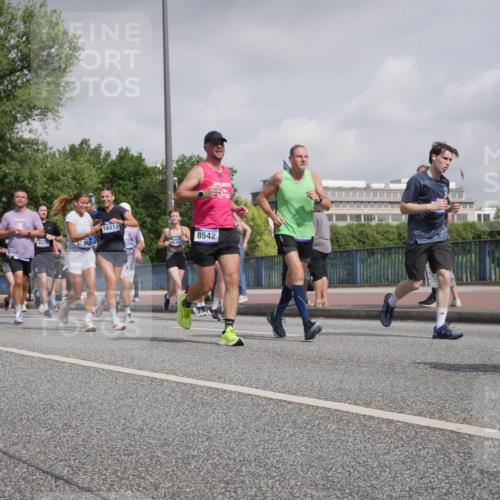29.06.2025 - hella hamburg halbmarathon Luisa Fischer http://msf.ph/oto/8498811 29.06.2025 10:02:25 Kennedybrücke 4837, 18413, 599, 8542, 18388, 1319, 1595, 1914, 2282, 2364, 2391, 2432, 4120, 4426, 4837, 5277, 5299, 5457, 5458, 5465, 7033, 7037, 8509, 8542, 8652, 8929, 9142, 9488, 9903, 9907, 10020, 10518, 10519 meine-sportfotos.de