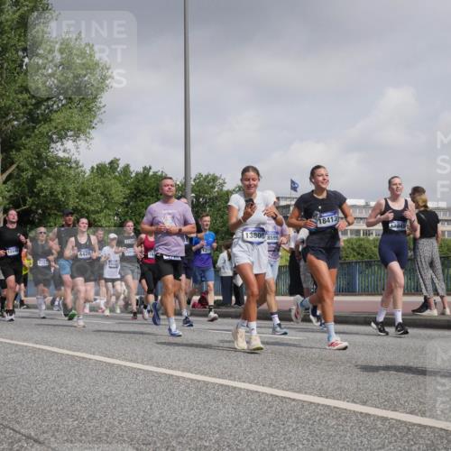 29.06.2025 - hella hamburg halbmarathon Luisa Fischer http://msf.ph/oto/8498821 29.06.2025 10:02:26 Kennedybrücke 1914, 12446, 18413, 17045, 13808, 8599, 4426, 11038, 1319, 16, 10020, 1319, 1595, 1914, 2282, 2364, 2391, 2432, 4120, 4426, 4837, 5277, 5299, 7033, 7037, 8542, 8652, 8929, 9488, 9903, 9907, 10020, 10518, 10519 meine-sportfotos.de