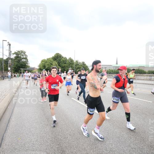 29.06.2025 - hella hamburg halbmarathon Jannik Wohlers http://msf.ph/oto/8498827 29.06.2025 10:56:12 Lombardsbrücke 1047, 2143, 2307, 2887, 2915, 2991, 3438, 3516, 3517, 3520, 3614, 3675, 3676, 3953, 3987, 4773, 5237, 5438, 5911, 6348, 6349, 6690, 7090, 7307, 7711, 8108, 8150, 8606, 8939, 8943, 9172, 9210, 9910, 10555, 10569, 10571, 10932, 10936, 11047, 11089, 11204, 11628, 12221, 12328, 12354, 12543, 12993, 13096, 13108, 13834, 14613, 14711, 14746, 15747, 16034, 16934, 17092, 17494, 17797, 18047, 18197, 18247 meine-sportfotos.de