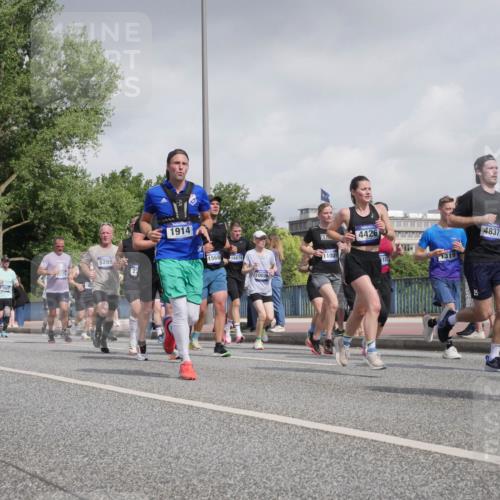 29.06.2025 - hella hamburg halbmarathon Luisa Fischer http://msf.ph/oto/8498838 29.06.2025 10:02:28 Kennedybrücke 5277, 15179, 5299, 22, 1914, 1568, 16679, 10020, 4426, 11039, 189, 1319, 4837, 1319, 1595, 1914, 2282, 2364, 2391, 2432, 3668, 4120, 4426, 4837, 5277, 5299, 7033, 7037, 8542, 8652, 8929, 9488, 9903, 9907, 9984, 10020, 10518, 10519 meine-sportfotos.de