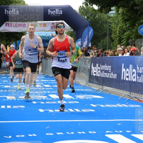 29.06.2025 - hella hamburg halbmarathon Strokosch-Dieckow http://msf.ph/oto/8498848 29.06.2025 10:43:30 Ziel 2653, 3116, 3928, 4080, 5124, 5436, 5506, 7635, 8664, 9931, 10237, 10246, 11648, 12623, 13996, 14484, 14690, 16338, 17391, 17912, 18513, 18775, 18810, 18942, 19009, 19051, 19229 meine-sportfotos.de