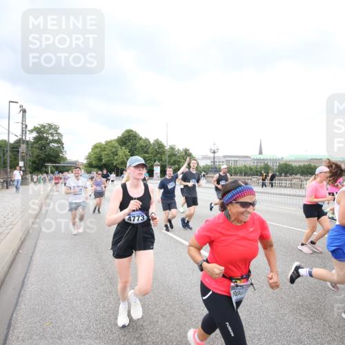 29.06.2025 - hella hamburg halbmarathon Jannik Wohlers http://msf.ph/oto/8498866 29.06.2025 10:56:14 Lombardsbrücke 1047, 2143, 2307, 2887, 2991, 3438, 3516, 3517, 3520, 3614, 3675, 3676, 3953, 3987, 4094, 4118, 4773, 5237, 5438, 5911, 5944, 6348, 6349, 7307, 7711, 8108, 8150, 8606, 8939, 8943, 9172, 9210, 9517, 9902, 9905, 9910, 10555, 10569, 10571, 10932, 10936, 11047, 11089, 11204, 12221, 12328, 12354, 12543, 12993, 13096, 13108, 13834, 14613, 14711, 14746, 15215, 15747, 16034, 16934, 17494, 17797, 18047, 18197 meine-sportfotos.de