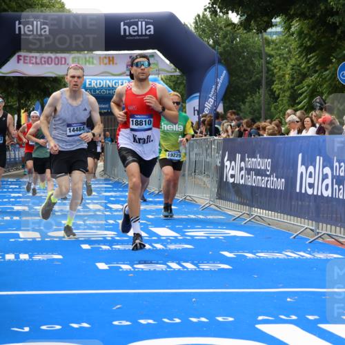 29.06.2025 - hella hamburg halbmarathon Strokosch-Dieckow http://msf.ph/oto/8498890 29.06.2025 10:43:30 Ziel 2653, 3116, 3928, 4080, 5124, 5436, 5506, 7635, 8664, 9931, 10237, 10246, 11648, 12623, 13996, 14484, 14690, 16338, 17391, 17912, 18513, 18775, 18810, 18942, 19009, 19051, 19229 meine-sportfotos.de