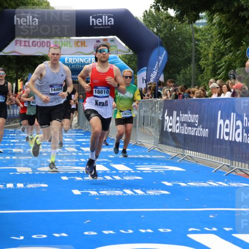 29.06.2025 - hella hamburg halbmarathon Strokosch-Dieckow http://msf.ph/oto/8498903 29.06.2025 10:43:30 Ziel 2653, 3116, 3928, 4080, 5124, 5436, 5506, 7635, 8664, 9931, 10237, 10246, 11648, 12623, 13996, 14484, 14690, 16338, 17391, 17912, 18513, 18775, 18810, 18942, 19009, 19051, 19229 meine-sportfotos.de