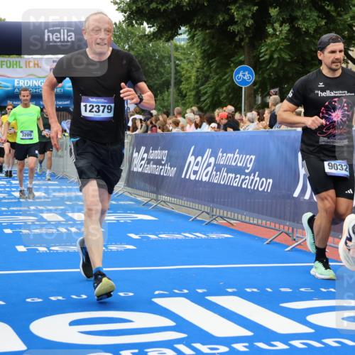 29.06.2025 - hella hamburg halbmarathon Strokosch-Dieckow http://msf.ph/oto/8498914 29.06.2025 10:54:02 Ziel 1151, 1410, 1815, 2432, 3096, 3208, 3209, 5638, 6294, 6356, 6374, 6481, 6581, 7918, 8390, 8394, 9032, 9791, 11499, 11789, 12379, 13032, 13397, 13794, 13869, 14175, 16871, 17348, 18308, 18879 meine-sportfotos.de