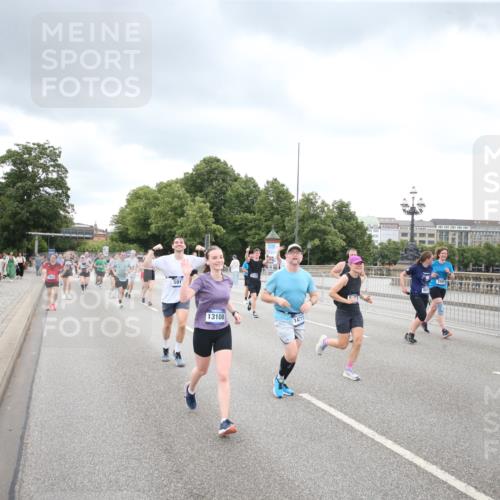 29.06.2025 - hella hamburg halbmarathon Jannik Wohlers http://msf.ph/oto/8498930 29.06.2025 10:56:19 Lombardsbrücke 2143, 2307, 2887, 2991, 3348, 3418, 3438, 3516, 3517, 3520, 3614, 4094, 4118, 4773, 5237, 5438, 5589, 5911, 5944, 6348, 6349, 7307, 7381, 8108, 8150, 8606, 8939, 8943, 9172, 9210, 9402, 9404, 9517, 9902, 9905, 9910, 10138, 10309, 10555, 10569, 10571, 10936, 11047, 11089, 11204, 12221, 12328, 12354, 12543, 12993, 13096, 13108, 13801, 13834, 14117, 14472, 14711, 14746, 15215, 15748, 15823, 16034, 17797, 18197 meine-sportfotos.de
