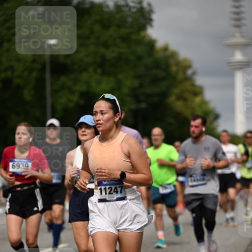 29.06.2025 - hella hamburg halbmarathon Dr. Thomas Lammeyer http://msf.ph/oto/8498959 29.06.2025 10:23:54 Kennedybrücke 1145, 1708, 2405, 2795, 2918, 2993, 2995, 3446, 3631, 4170, 4562, 4570, 4979, 5035, 5123, 5178, 5251, 5397, 5429, 5556, 5834, 5878, 6444, 6796, 6797, 6872, 6874, 6939, 7137, 7248, 7249, 7647, 7836, 8427, 8537, 8778, 10349, 10540, 10594, 10966, 11036, 11247 meine-sportfotos.de