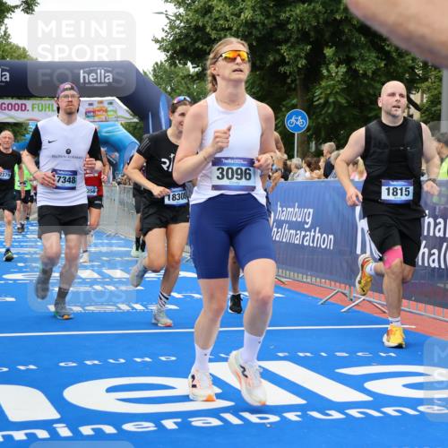 29.06.2025 - hella hamburg halbmarathon Strokosch-Dieckow http://msf.ph/oto/8498960 29.06.2025 10:54:00 Ziel 1151, 1410, 1815, 2432, 3096, 3208, 3209, 6294, 6356, 6374, 6481, 6581, 7395, 7918, 7973, 8394, 9032, 11499, 11789, 12379, 13032, 13397, 13869, 14175, 16477, 16871, 17348, 18308, 18831, 18879 meine-sportfotos.de
