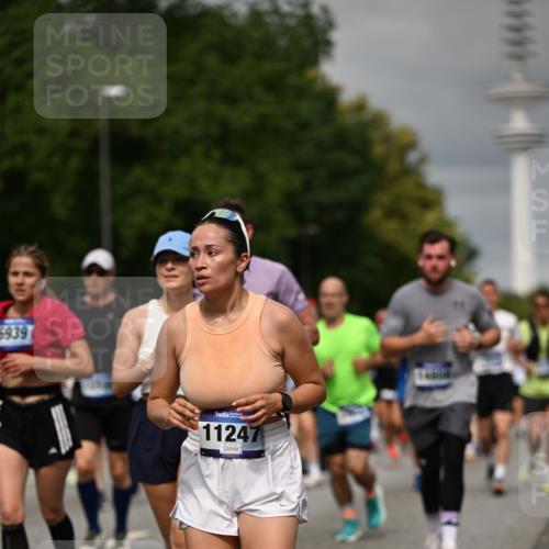 29.06.2025 - hella hamburg halbmarathon Dr. Thomas Lammeyer http://msf.ph/oto/8498964 29.06.2025 10:23:54 Kennedybrücke 1145, 1708, 2405, 2795, 2918, 2993, 2995, 3446, 3631, 4170, 4562, 4570, 4979, 5035, 5123, 5178, 5251, 5397, 5429, 5556, 5834, 5878, 6444, 6796, 6797, 6872, 6874, 6939, 7137, 7248, 7249, 7647, 7836, 8427, 8537, 8778, 10349, 10540, 10594, 10966, 11036, 11247 meine-sportfotos.de