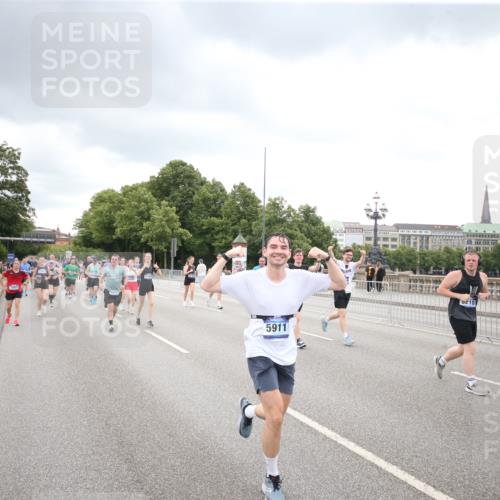29.06.2025 - hella hamburg halbmarathon Jannik Wohlers http://msf.ph/oto/8498971 29.06.2025 10:56:20 Lombardsbrücke 2143, 2307, 2887, 2932, 2991, 3348, 3418, 3438, 3516, 3517, 3520, 3614, 4094, 4118, 4773, 5438, 5589, 5911, 5944, 6348, 6349, 7381, 8108, 8150, 8606, 8939, 8943, 9172, 9210, 9402, 9404, 9517, 9902, 9905, 9910, 10138, 10309, 10555, 10569, 10571, 10936, 11047, 11089, 11204, 12221, 12328, 12354, 12993, 13096, 13108, 13273, 13671, 13801, 13834, 14117, 14472, 14711, 14746, 15215, 15748, 15823, 16034, 18197 meine-sportfotos.de